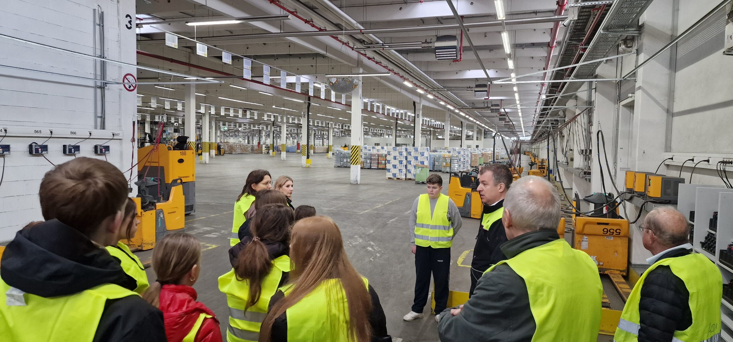 Aldi dankt Konfirmandinnen und Konfirmanden